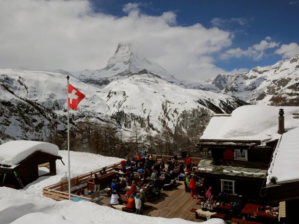 В горах Швейцарии прошла масштабная эвакуация 400 туристов с фуникулера