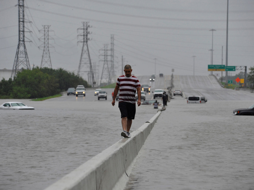 Техас пострадал от наводнений: затоплены дороги, дома и машины (ВИДЕО)
