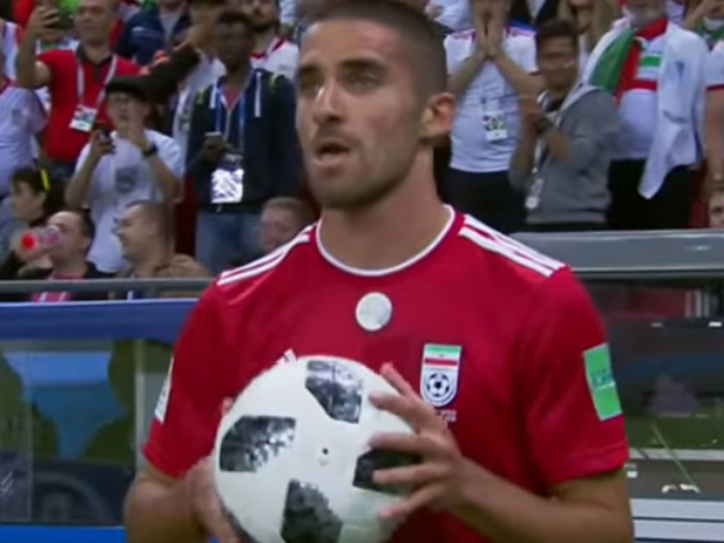 Футболист сборной Ирана рассмешил Сеть странным ритуалом во время игры (ВИДЕО)
