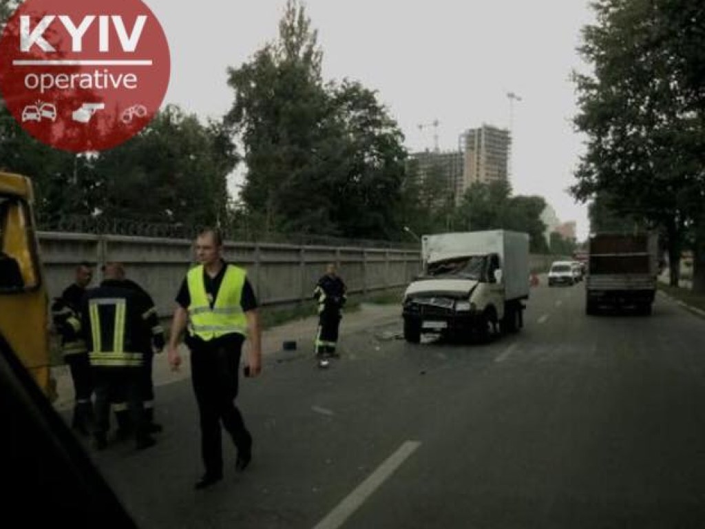 Маршрутка и грузовик: на Бориспольской трассе в Киеве произошло ДТП (ФОТО)