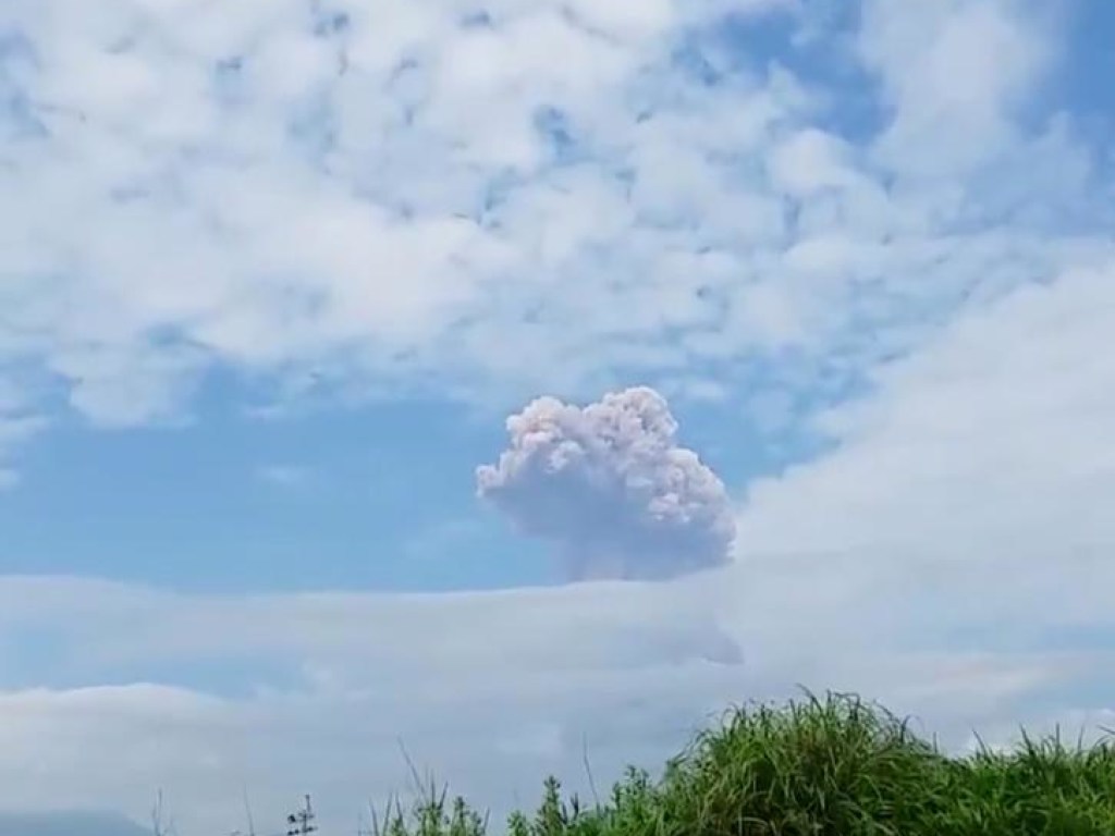 В Японии вулкан выбросил  пепел на высоту 2600 метров (ФОТО)