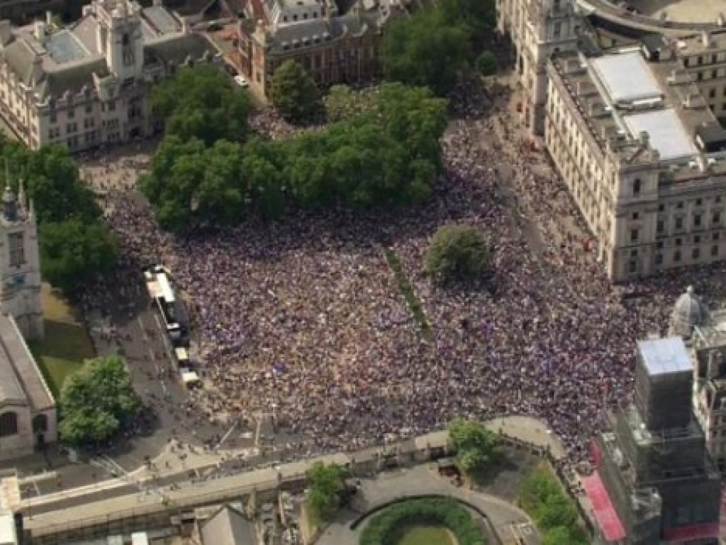 В Лондоне десятки тысяч людей призывают к новому референдуму (ФОТО)