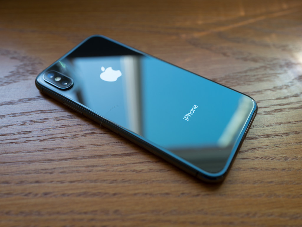 Apple планировала выпустить iPhone X без порта зарядки &#8212; СМИ