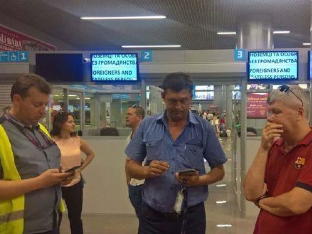 В Одессе из-за неисправности посадили чартерный самолет, 200 пассажиров остались в аэропорту (ФОТО)