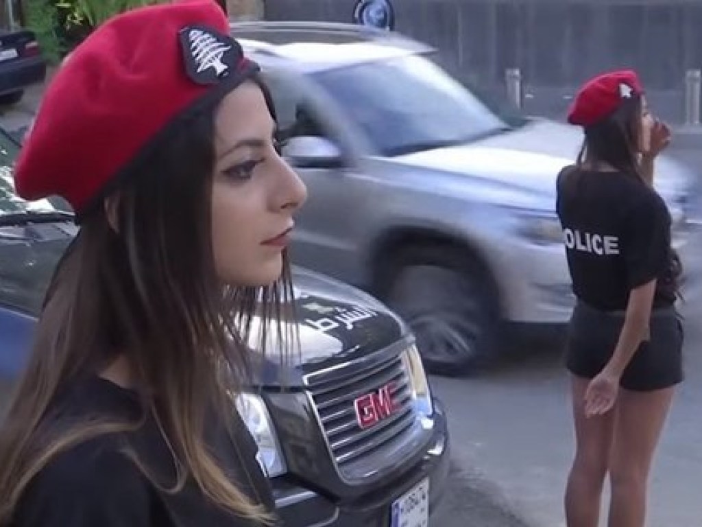В Ливане женщин-полицейских одели в мини-шорты ради туристов (ФОТО)