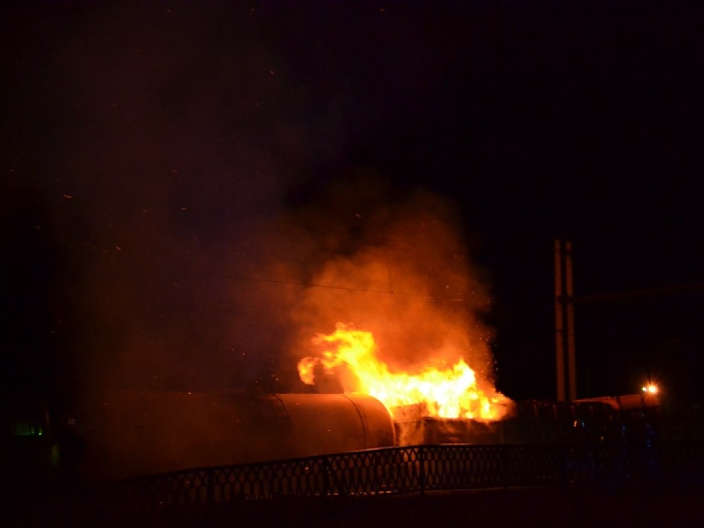 На железнодорожной станции Ровно горел поезд с дровами  (ФОТО, ВИДЕО)
