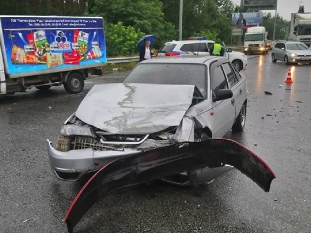 Под Киевом столкнулись 5 автомобилей, образовалась гигантская пробка (ФОТО)