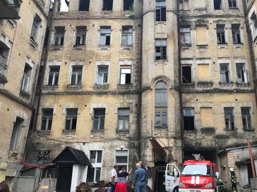 В центре Киева горел полуразрушенный дом (ФОТО, ВИДЕО)