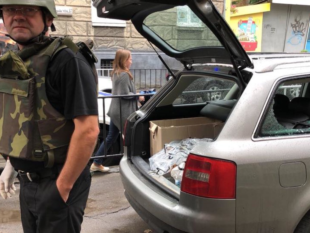 Во Львове активисту в авто бросили гранату (ФОТО)