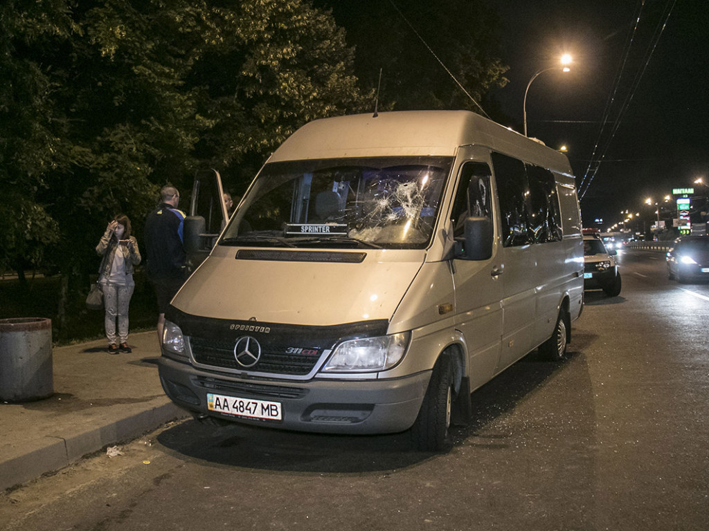 В Киеве на Теремках расстреляли микроавтобус, в полиции говорят об ударах битами (ФОТО, ВИДЕО)