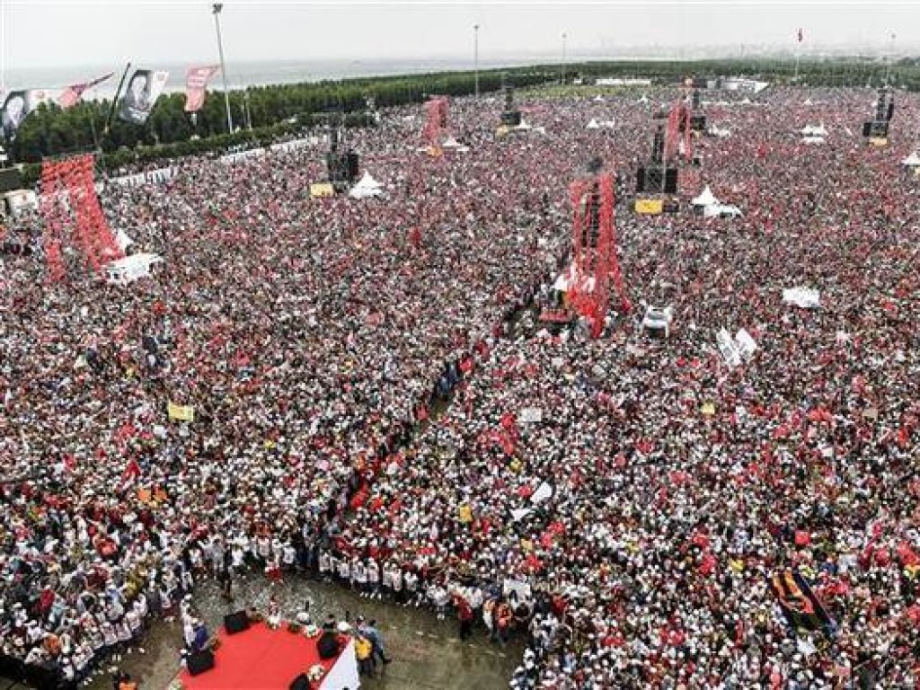 В Турции миллионы людей вышли на митинг в поддержку оппонента Эрдогана (ФОТО)