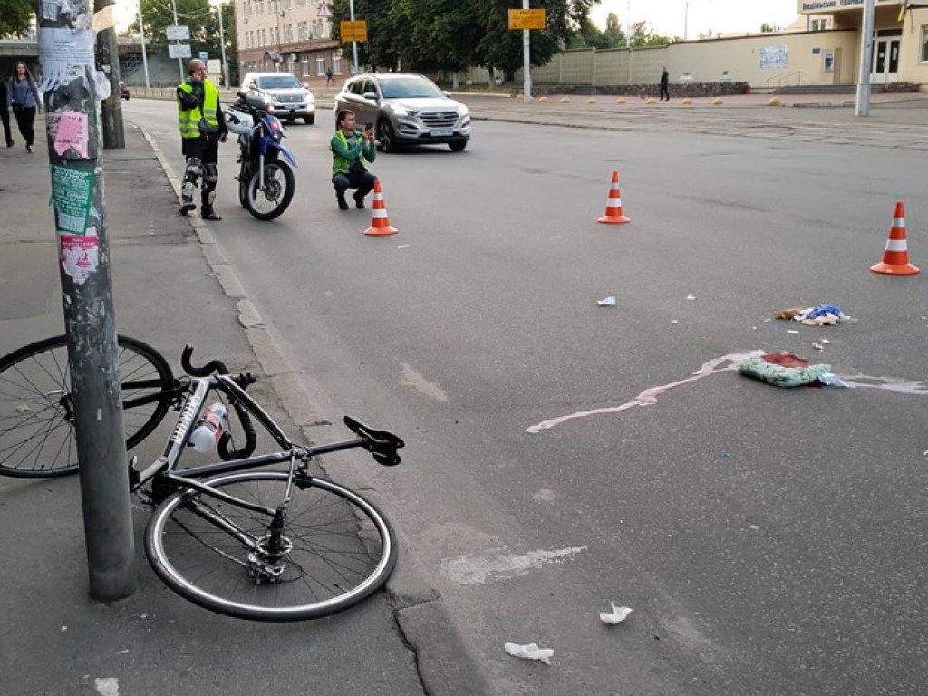 На Подоле в Киеве сбили велосипедиста, волонтеры ищут виновника (ФОТО)