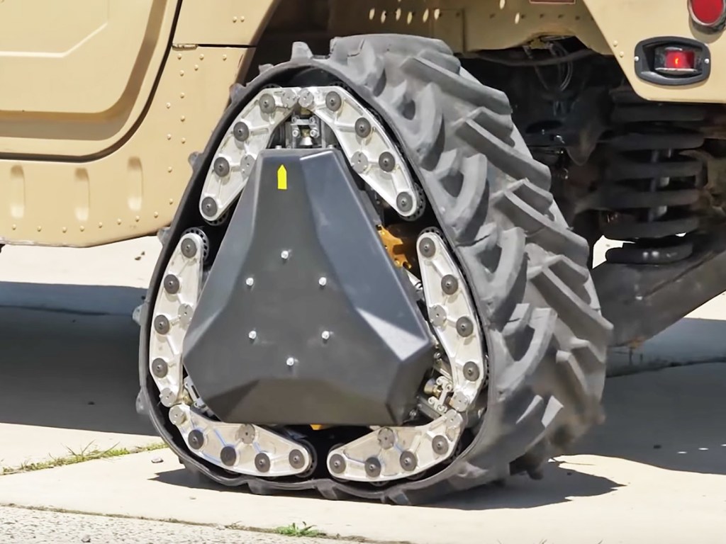 Треугольное колесо: Пентагон удивил моделью военного автомобиля  (ВИДЕО)
