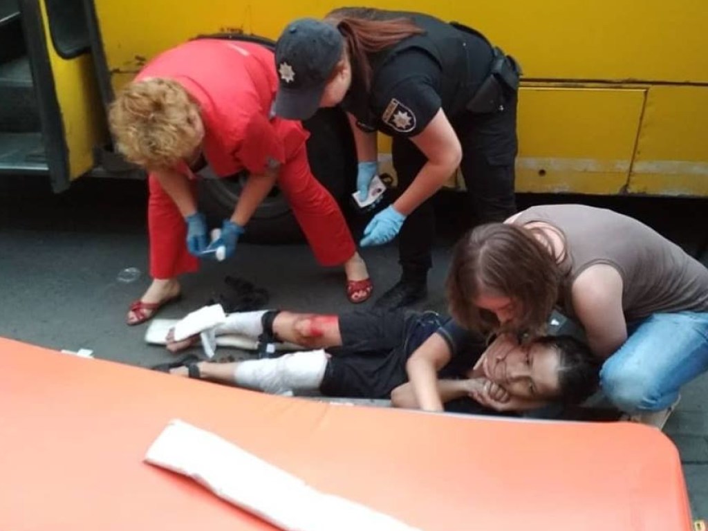 В Мариуполе мужчина толкнул подростка и тот угодил под колеса маршрутки (ФОТО)