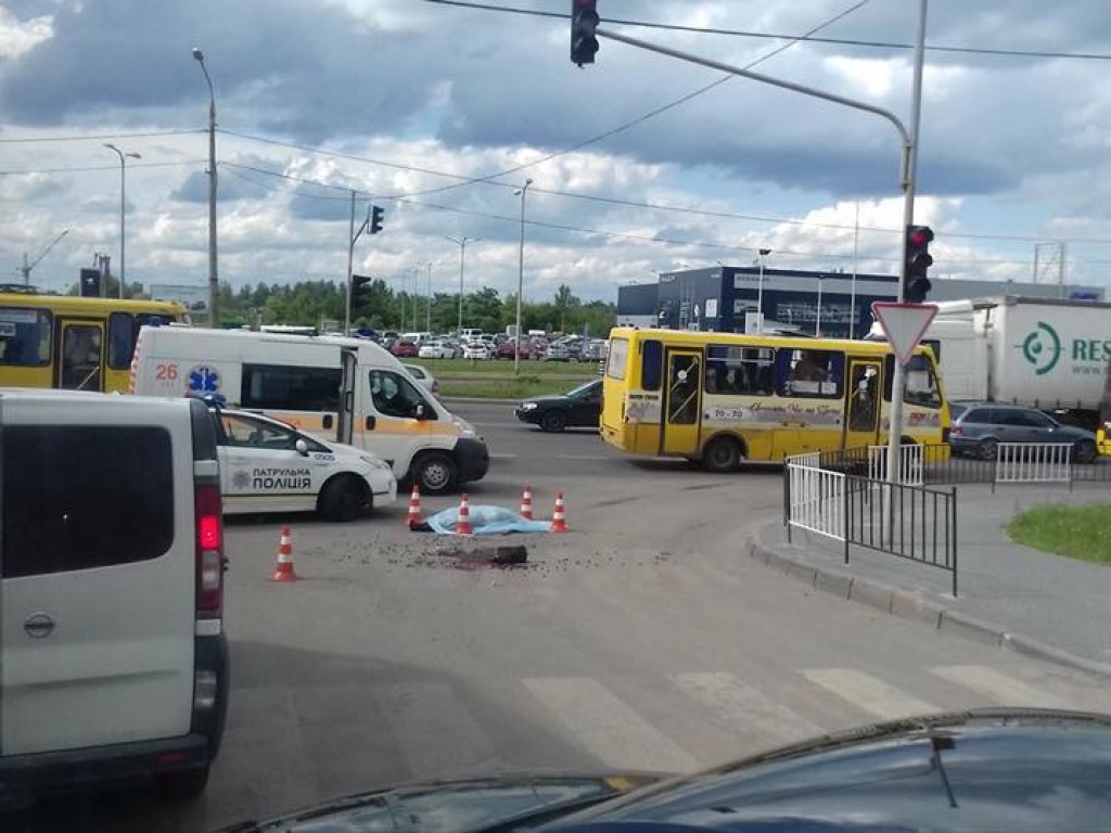 Во Львове грузовик насмерть сбил женщину возле светофора (ФОТО)