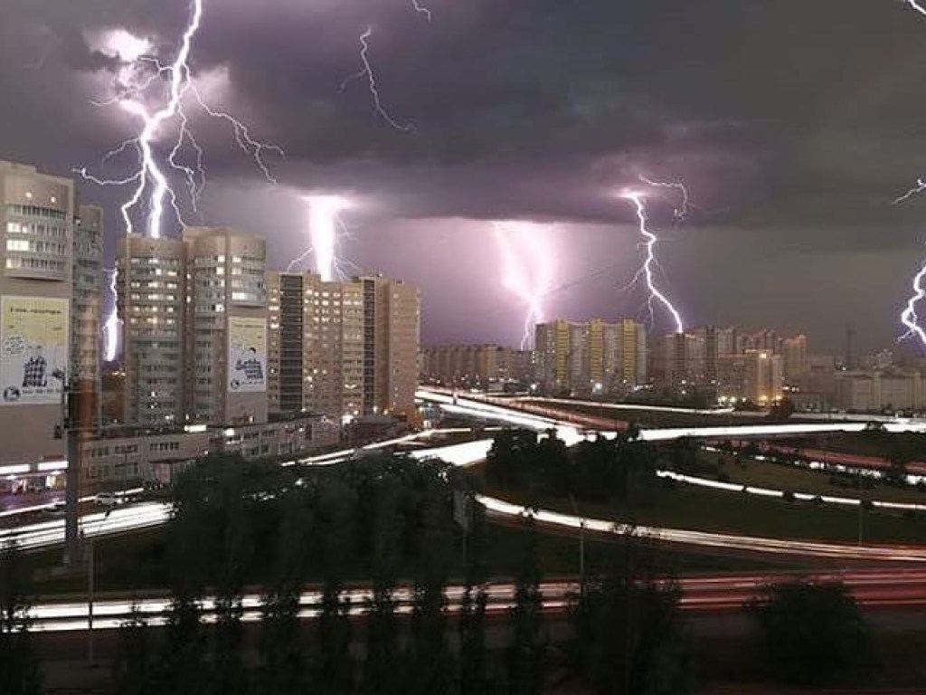 На Барнаул обрушился сильнейший ураган (ФОТО, ВИДЕО)