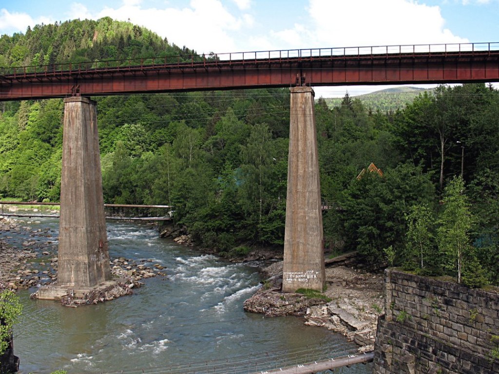 В Ивано-Франковской области мужчина прыгнул с железнодорожного моста в целях самоубийства