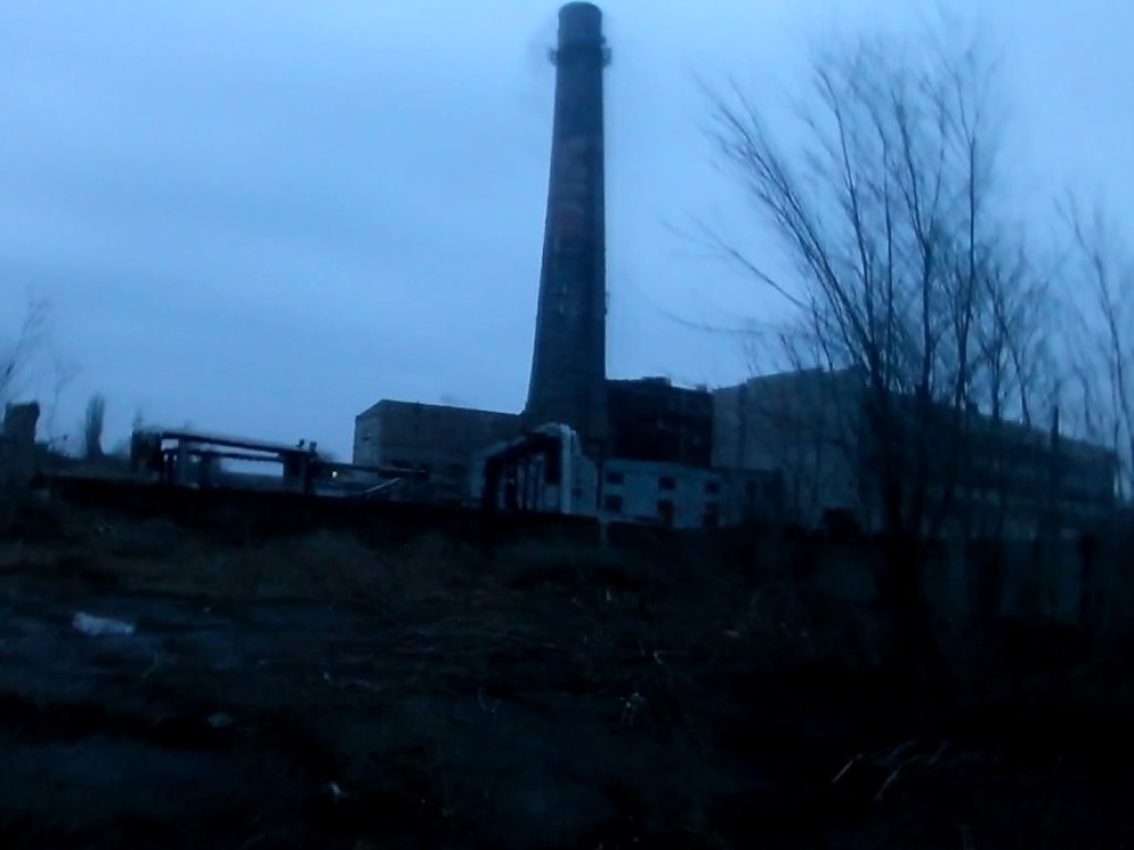 В Мелитополе промышленным взрывом демонтировали трубы котельных завода (ФОТО)