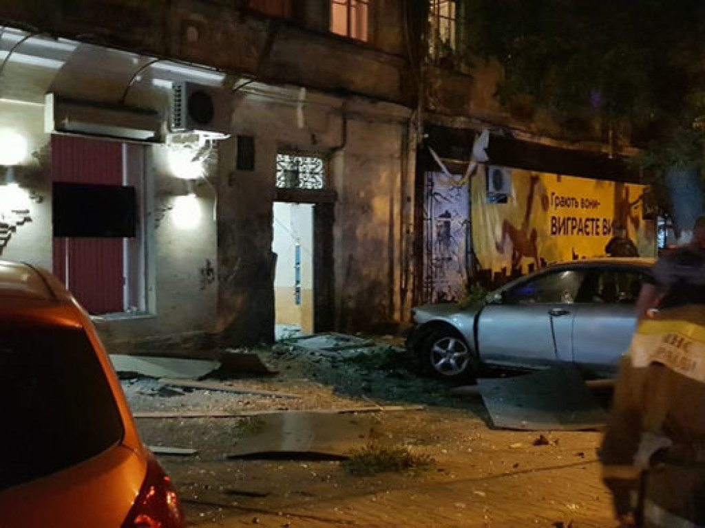 Ночной взрыв в Одессе: в полиции подтвердили факт закладки взрывчатки (ФОТО, ВИДЕО)