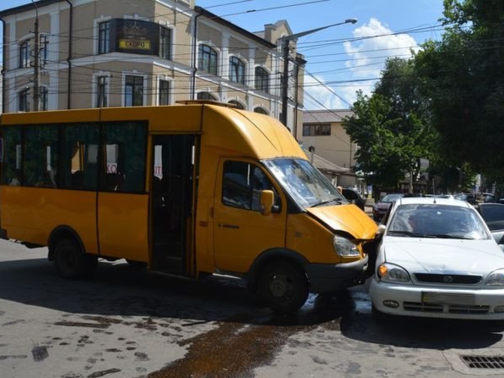 В центре Николаева на перекрестке дорогу не поделили маршрутка и Daewoo, есть пострадавшие (ФОТО, ВИДЕО)