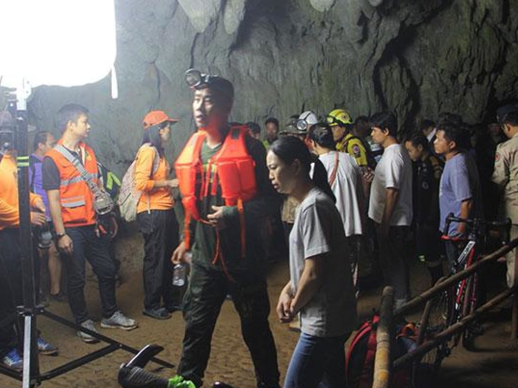 Целая футбольная команда потерялись в пещере Таиланда (ВИДЕО)