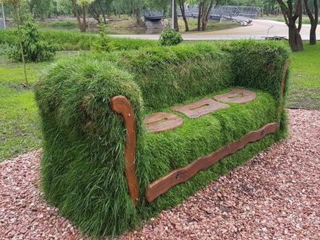 В одном из киевских парков появился необычный диван (ФОТО)