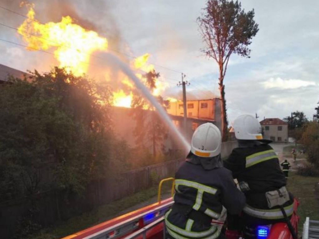 Уничтожены автобусы: В Полтаве вспыхнул мощный пожар на стоянке с бензовозами (ВИДЕО)