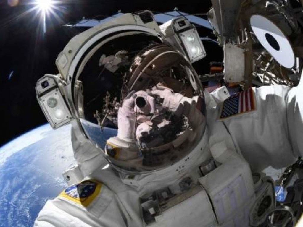 Американские астронавты сделали экстремальное сэлфи в открытом космосе (ФОТО)