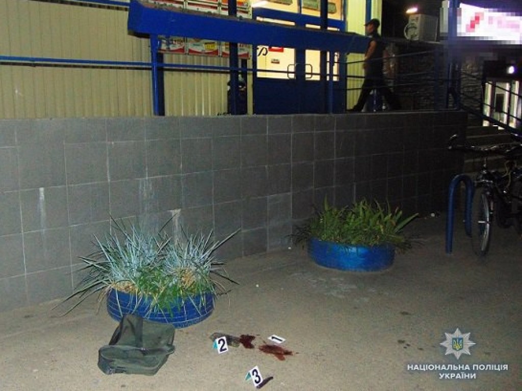 В Киеве пьяный мужчина ударил ножом посетителя супермаркета за замечание (ФОТО)