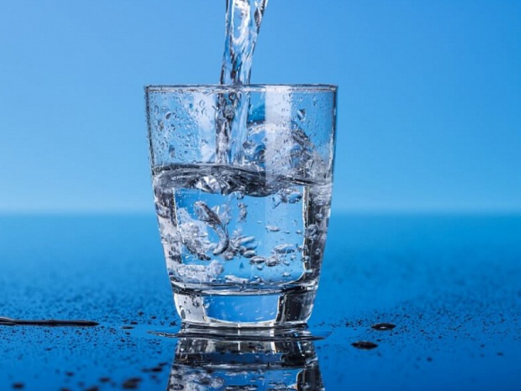 Врач порекомендовал следить, сколько ребенок пьет чистой воды