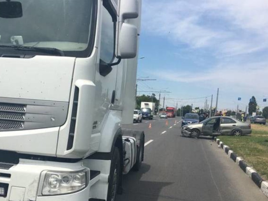 В Харькове столкнулись Nissan Almera и грузовик: пострадали 4 человека (ФОТО)