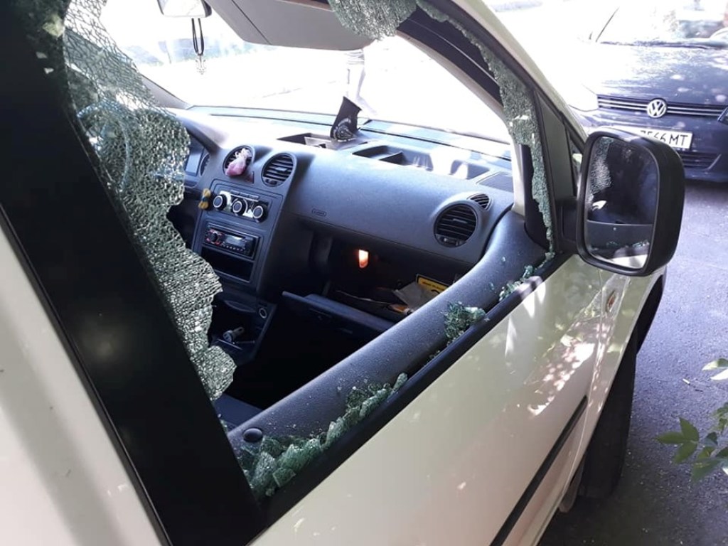 Разбили окно и унесли вещи: в Киеве обокрали автомобиль инвалида-ветерана АТО (ФОТО)