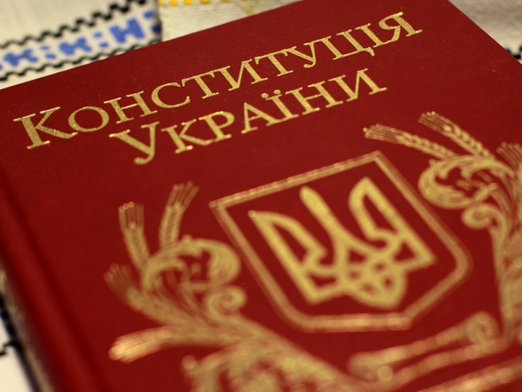 Украинские власти грубо попирают Конституцию – экс-нардеп