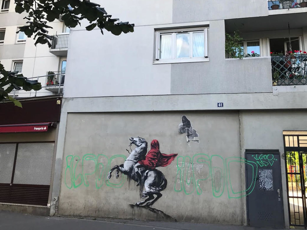 Знаменитый Бэнкси создал в Париже серию провокационных граффити о мигрантах (ФОТО)