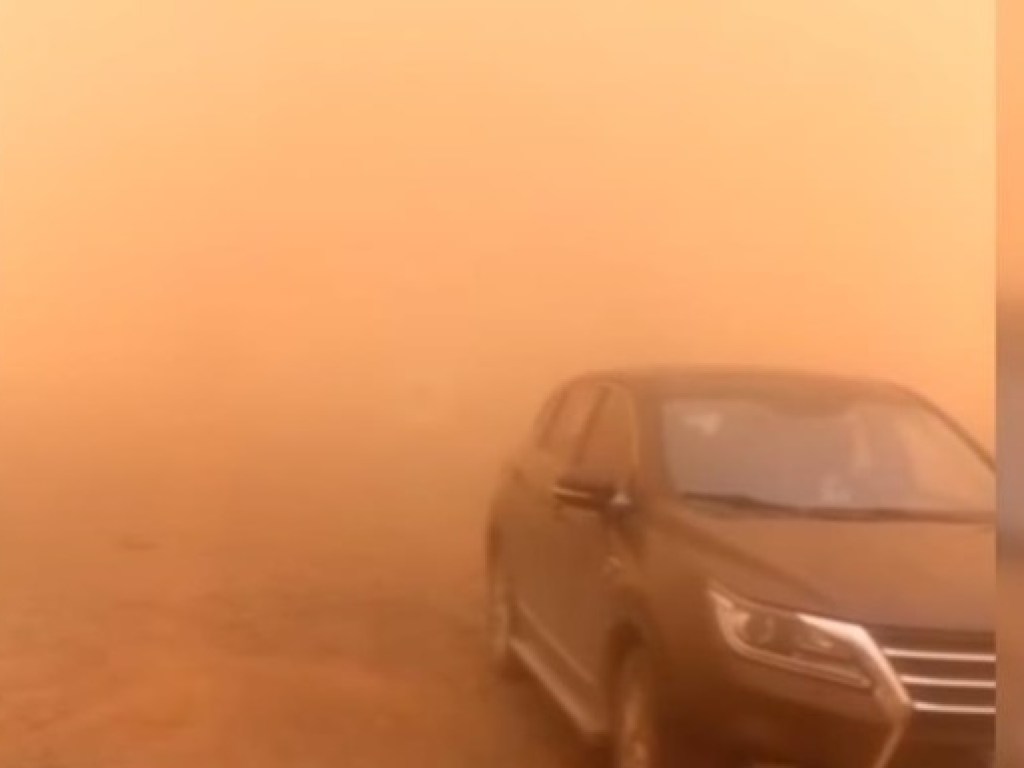 Огромные облака пыли: на севере Китая бушевала песчаная буря (ФОТО, ВИДЕО)