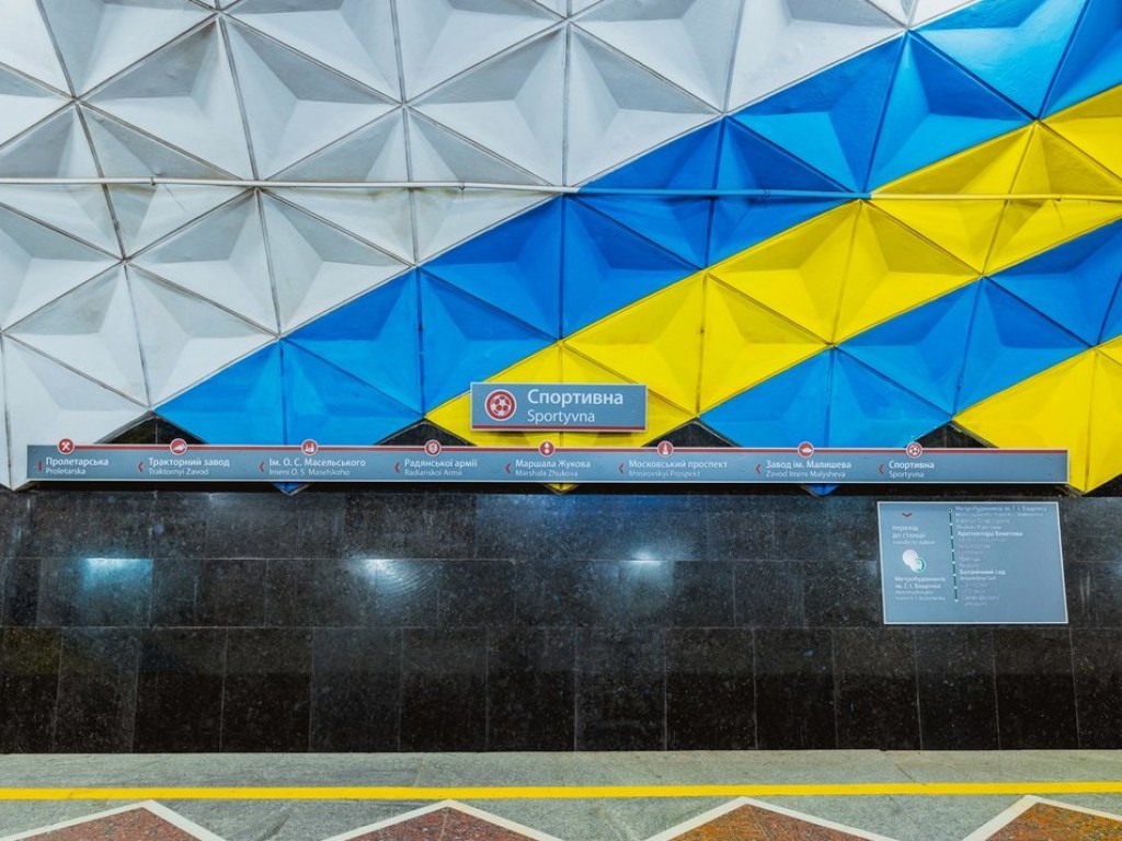 «Женщина-праздник» восхитила пассажиров метро в Харькове  (ФОТО)