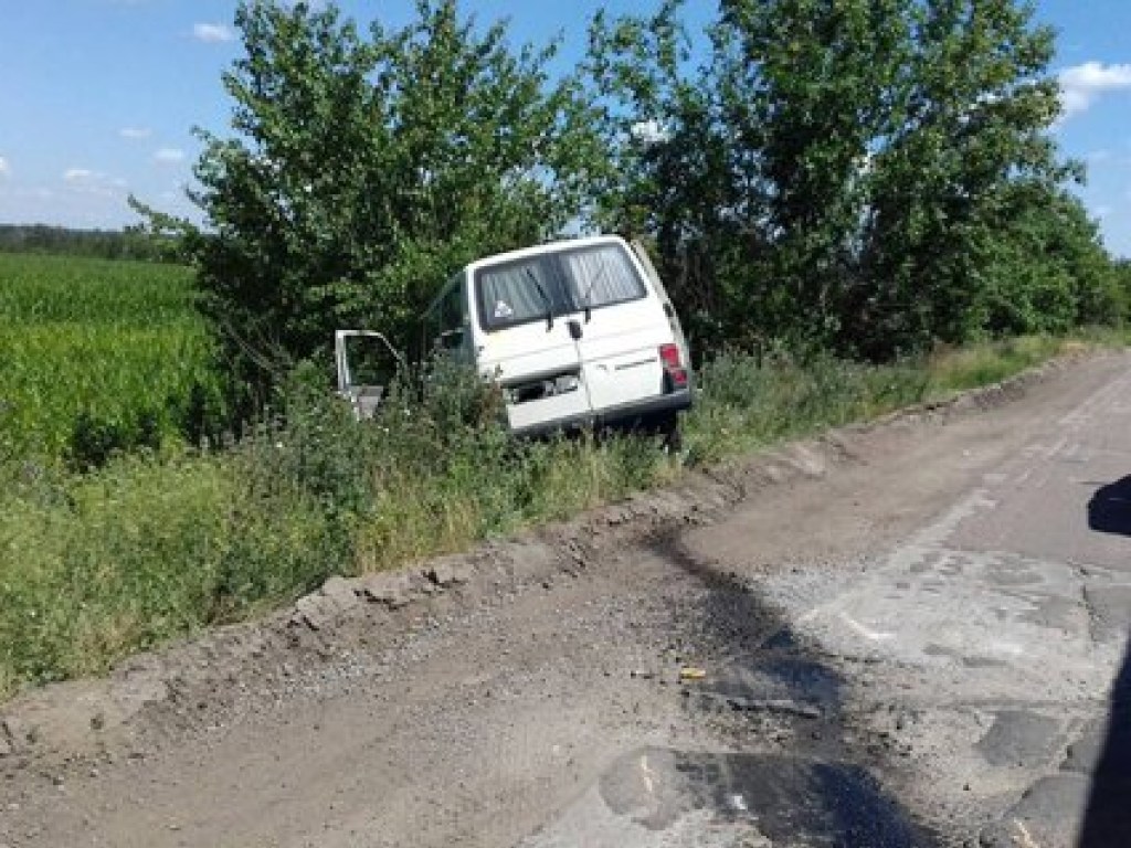 ДТП на Николаевщине: после столкновения с грузовиком Volkswagen слетел с дороги (ФОТО)