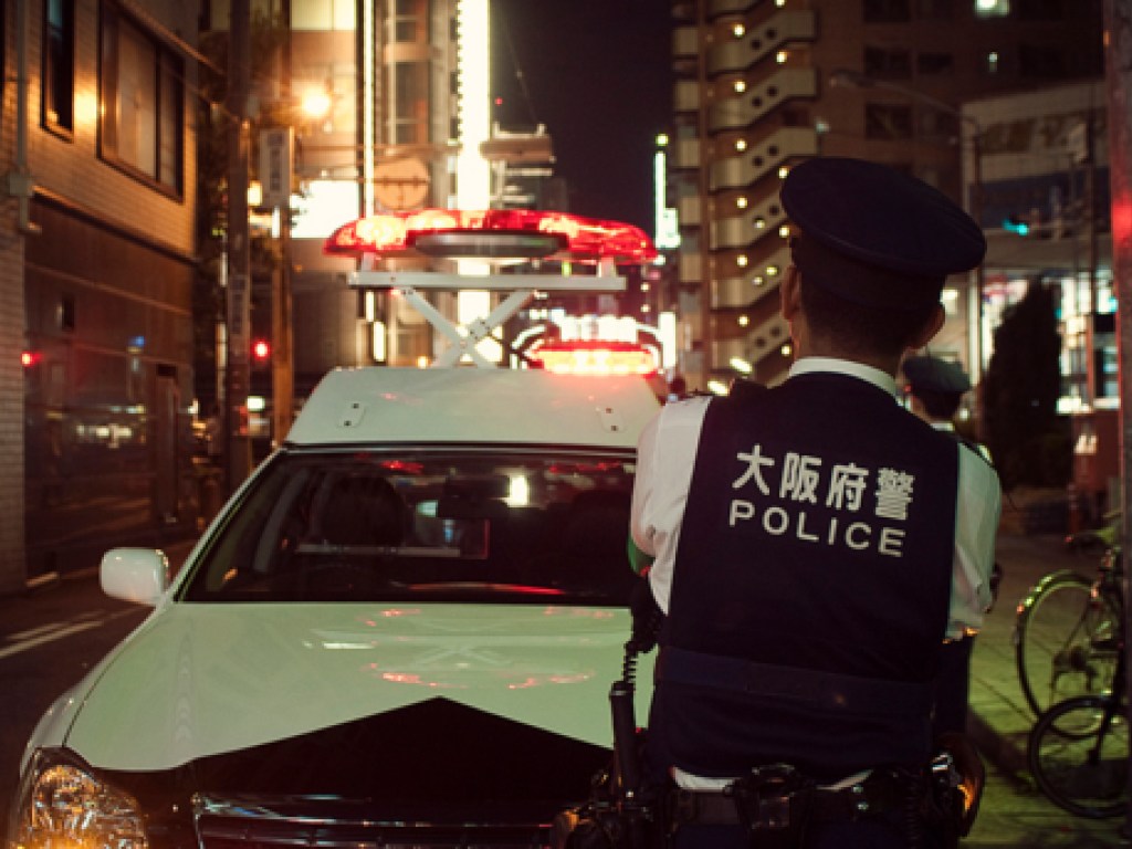 В Японии мужчина отобрал оружие у полицейских и стрелял по прохожим (ФОТО)