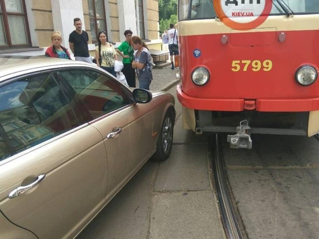 В центре Киева водитель на «евробляхах» заблокировал движение четырех маршрутов трамваев (ФОТО)