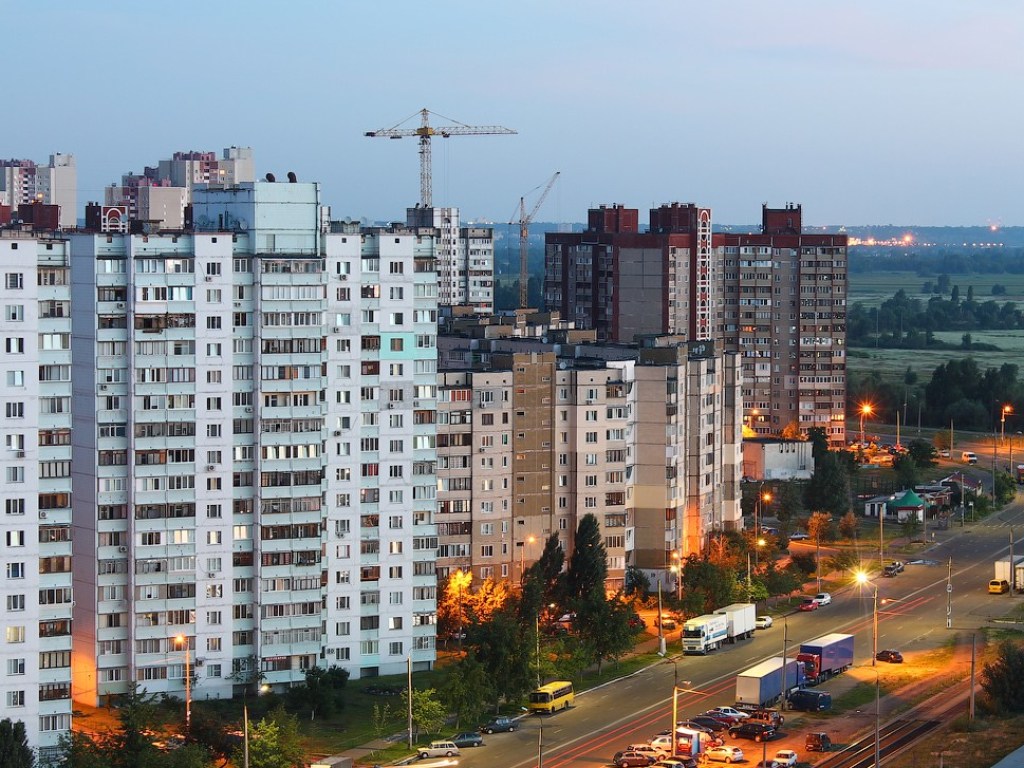 На Троещине в Киеве подростки угрожали прыгнуть вниз с крыши многоэтажки (ФОТО)