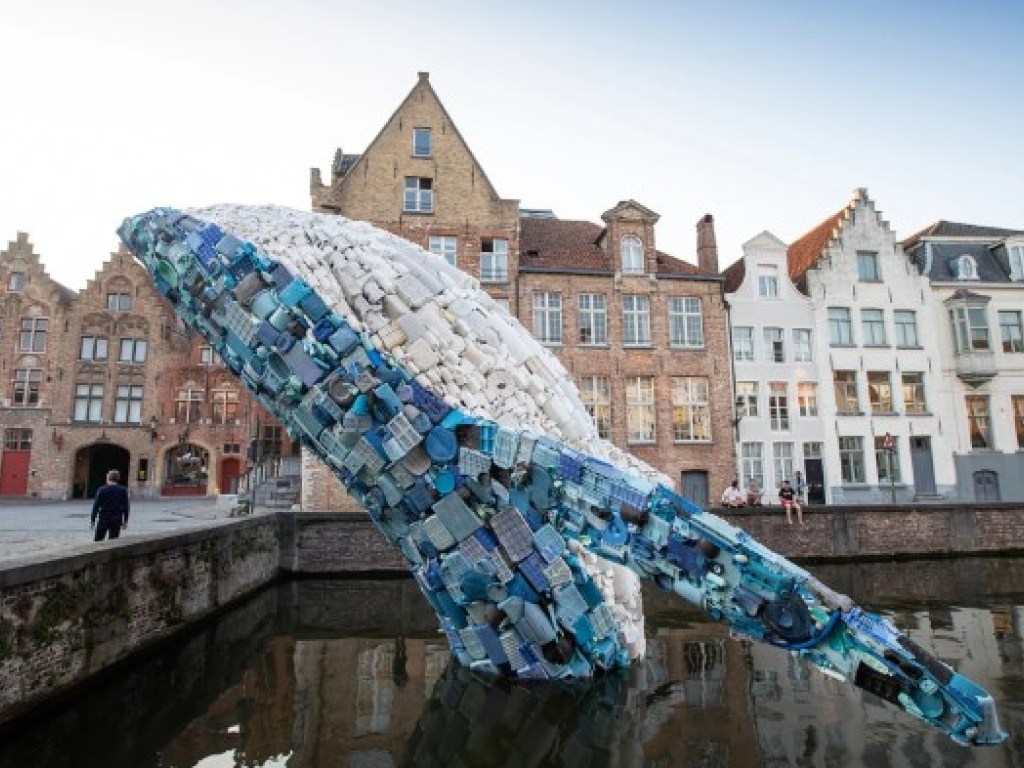 В Бельгии открыли огромный монумент кита из мусора (ФОТО)
