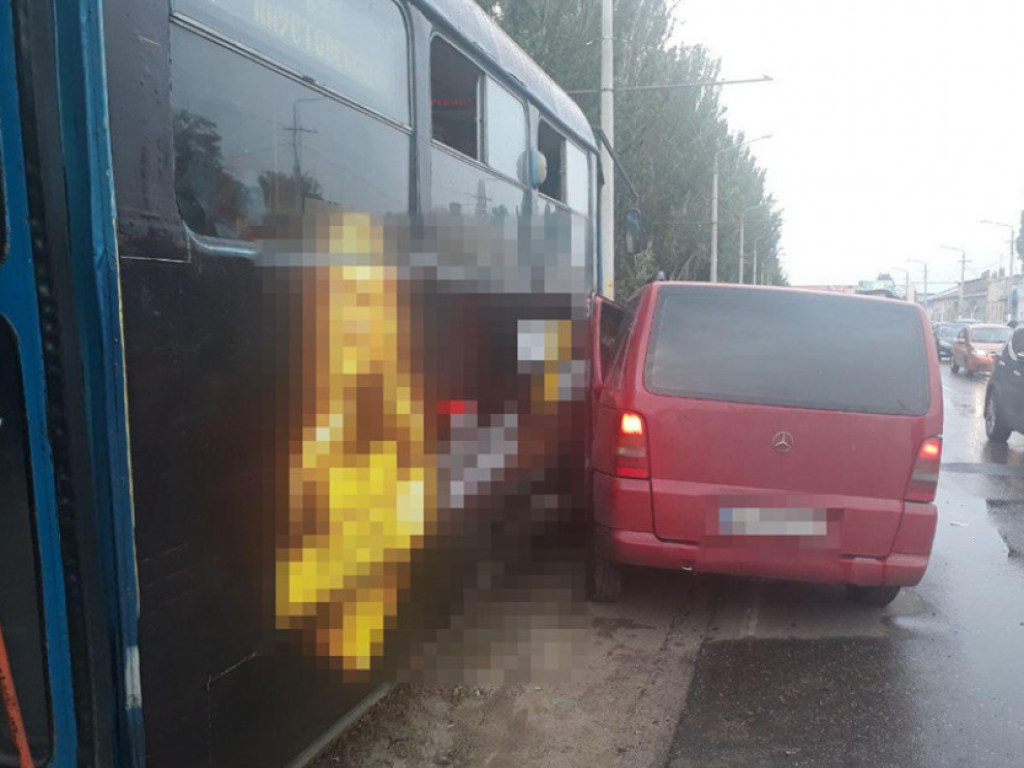 Трамвай и микроавтобус «Мерседес» столкнулись в Одессе, пострадал автомобилист (ФОТО)