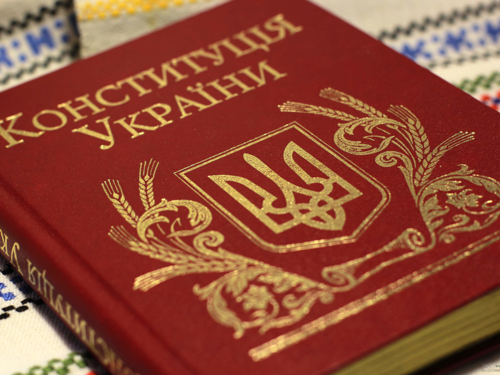 В Украине есть ряд нарушений и несоответствий Конституции, которые не рассматриваются парламентом – эксперт