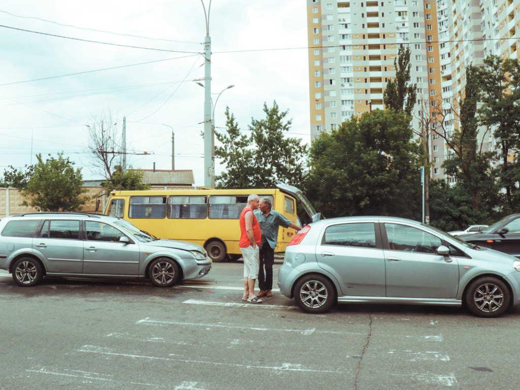 На проспекте Науки в Киеве Ford столкнулся с Fiat и травмировал женщину-пешехода (ФОТО)