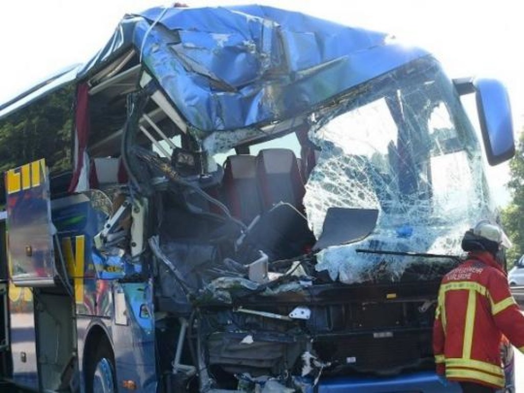 Погибла женщина, более 30 человек травмированы: В Германии автобус с туристами врезался в мусоровоз (ФОТО)