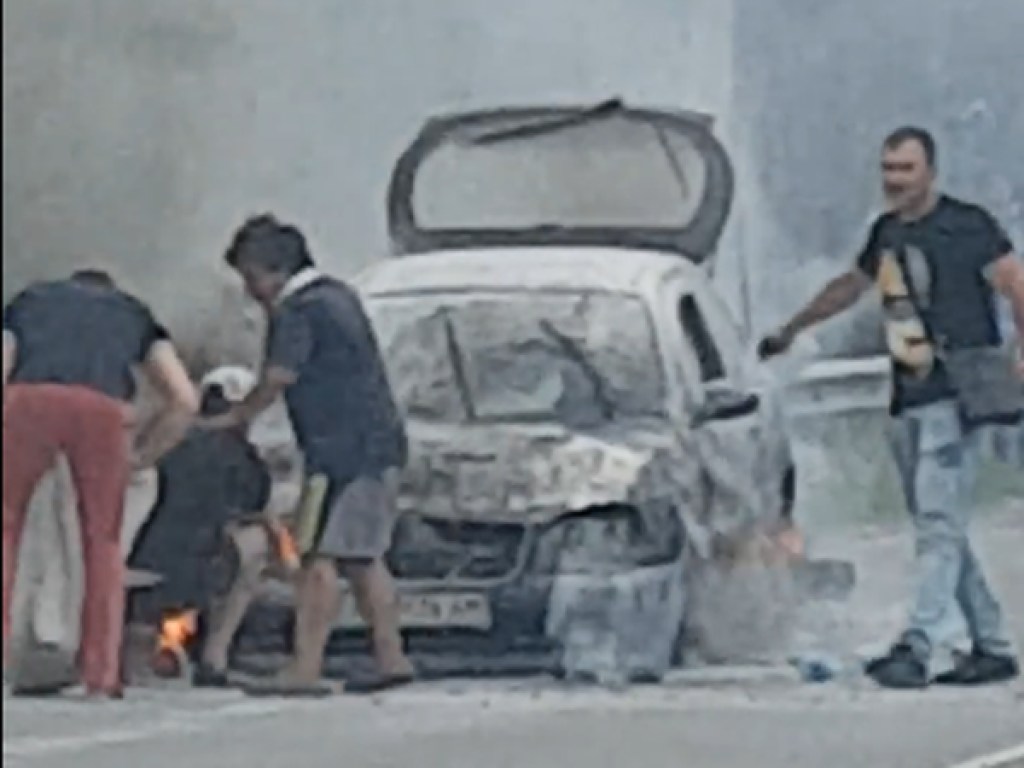 Въезд в Киев по Минскому шоссе заблокирован из-за горящего авто (ФОТО)