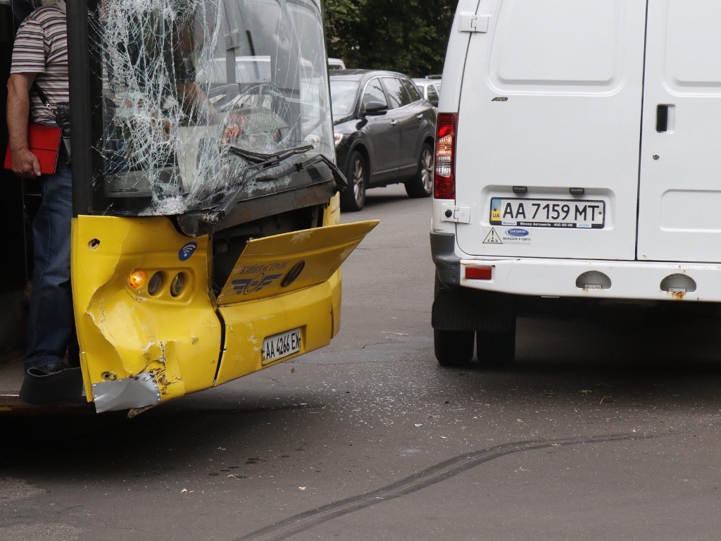В Киеве авто врезалось в пассажирский автобус (ФОТО)