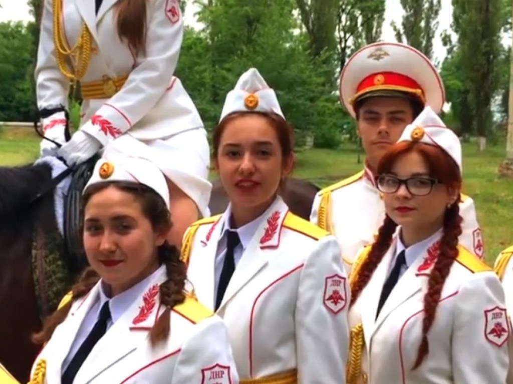 Накрашенные девочки, конь, аксельбанты: подростки записали видеопоздравление главарю «ДНР» (ВИДЕО)