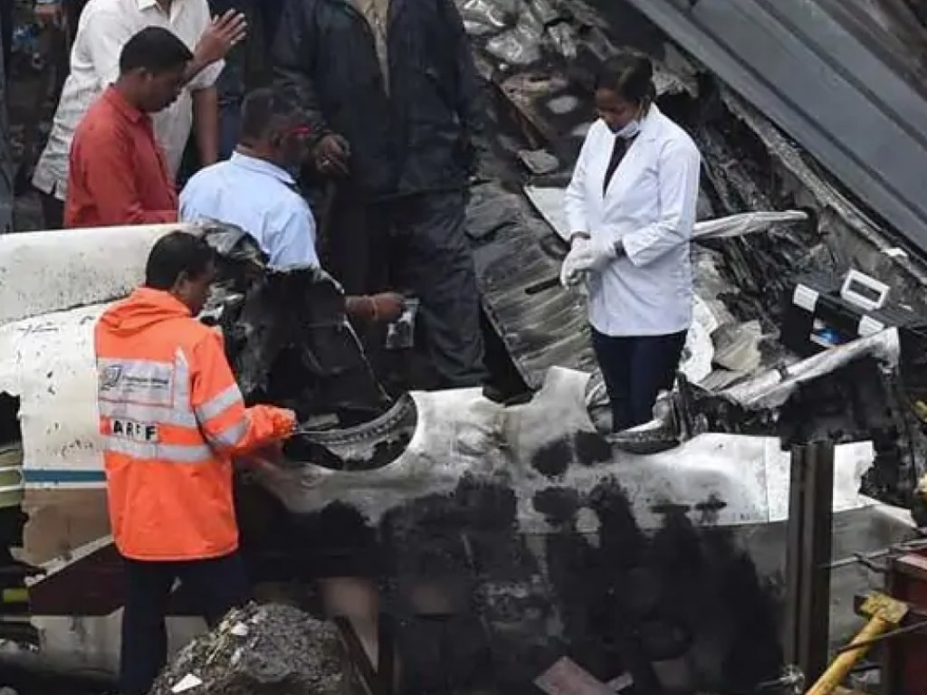 Авиакатастрофа в Мумбаи: на жилой квартал рухнул самолет, есть жертвы (ФОТО, ВИДЕО)