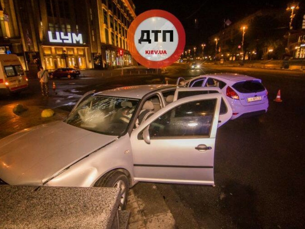 У ЦУМа в Киеве столкнулись Ford и Volkswagen, пострадала девушка (ФОТО)